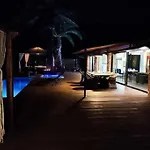 Primera Linea, Piscina, Jacuzzi Y Playa Privada Vila *